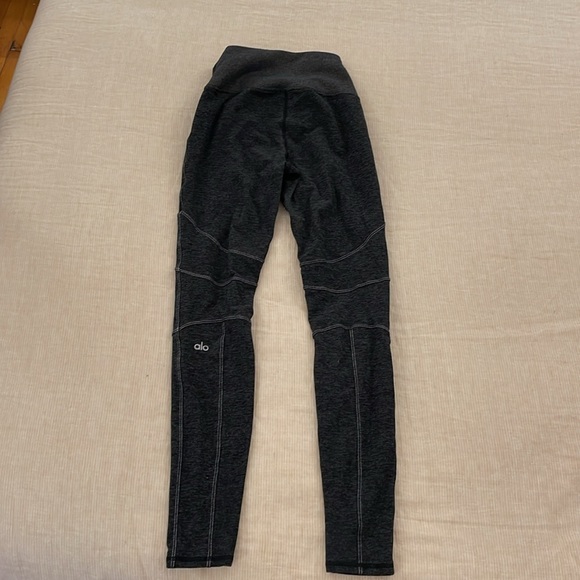 Alo Yoga Women’s Leggings - Picture 2 of 4